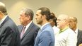 Pablo Lyle (al centro) escucha la decisión del juez.