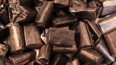 Una imagen muestra las golosinas de chocolate Giuinott, la versión Gianduiotto hecha por Guido Castagna en su laboratorio, el 12 de diciembre de 2023 en Giaveno, cerca de Turín, noroeste de Italia. 