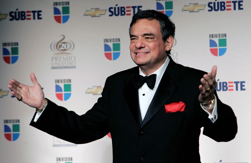 En esta foto del 21 de febrero de 2008, el cantante mexicano en el backstage de Premio Lo Nuestro Latin Music Awards in Miami. 