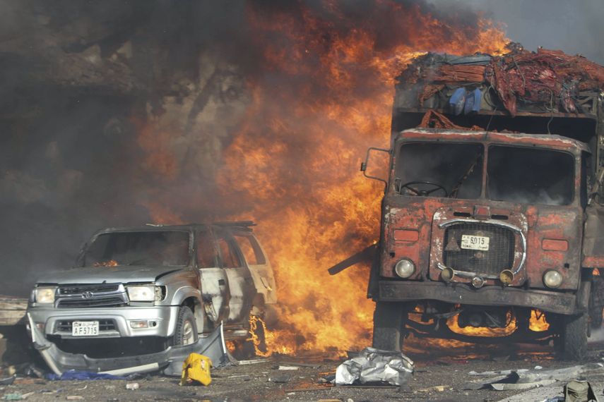 El atentado con camiones bomba fue perpetrado el sábado por supuestos miembros de la organización terrorista Al Shabab en Mogadiscio, capital de Somalia.