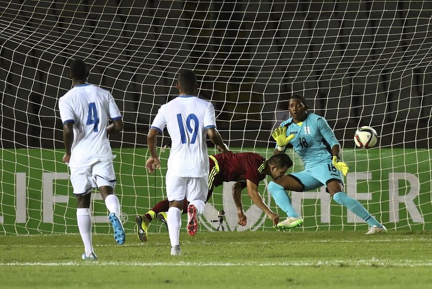 Venezuela lo intentó pero no pudo abrir el marcador ante los hondureños. (Reuters)