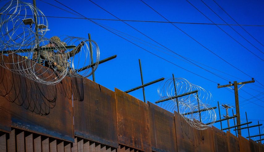 Militares estadounidenses instalan alambradas de puas en el límite fronterizo con Tijuana, México, ante la llegada de las caravanas de migrantes centroamericanos.