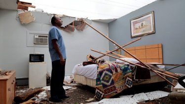 Brian Patel observa los daños causados por los fuertes vientos en una habitación del Motel Skyline en el poblado suburbano de McCook, Illinois, el jueves 13 de julio de 2023. 