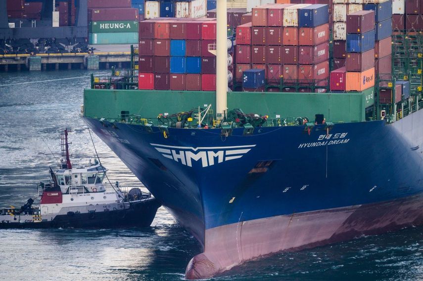 Buque mercante atraca en Puerto para el descargue.