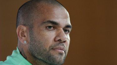 El futbolista brasileño Dani Alves escucha una pregunta durante una conferencia de prensa en la víspera del partido de la Copa Mundial entre Brasil y Camerún, en Doha, Catar, el 1 de diciembre de 2022.