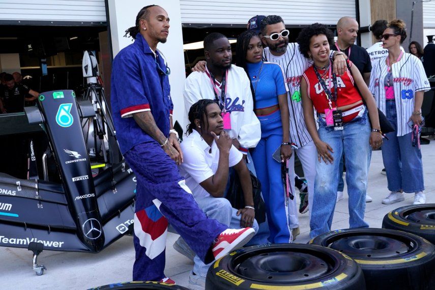 El piloto de Mercedes Lewis Hamilton (izquierda) posa con el rapero A$AP Rocky (segundo a la izquierda) en la pit lane del Gran Premio de Miami, el jueves 4 de mayo de 2023, en Miami Gardens, Florida.&nbsp;