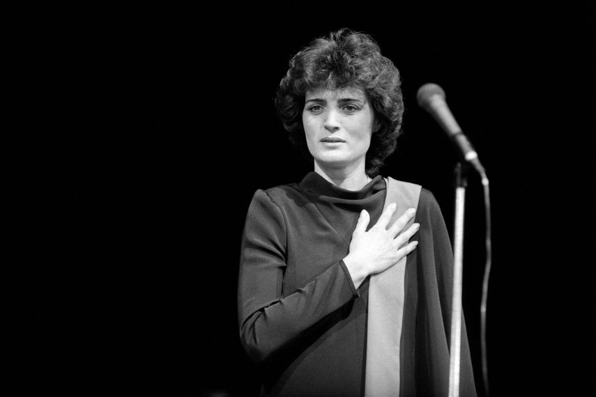 La cantante francesa Linda de Suza canta en el escenario Olympia, el 20 de enero de 1983, en París.