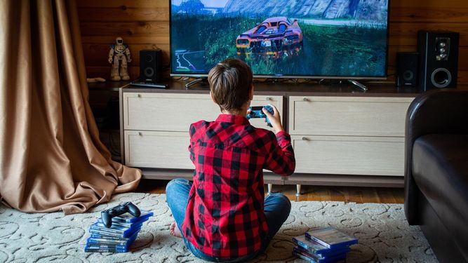 Una persona activa con un videojuego
