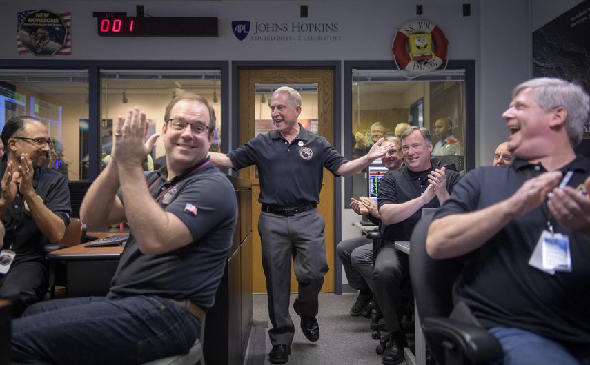 Los investigadores principales de la NASA a cargo de la misión celebran el éxito de New Horizons.&nbsp;