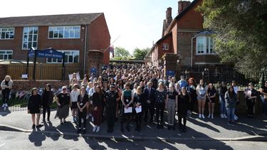 Colegas y alumnos del profesor James Furlong guardan un minuto de silencio afuera de la Escuela Holt, en Wokingham, Inglaterra, el lunes 22 de junio de 2020, para despedir al docente, que muri&oacute; apu&ntilde;alado en un ataque en un parque de la ciudad vecina Reading.&nbsp;