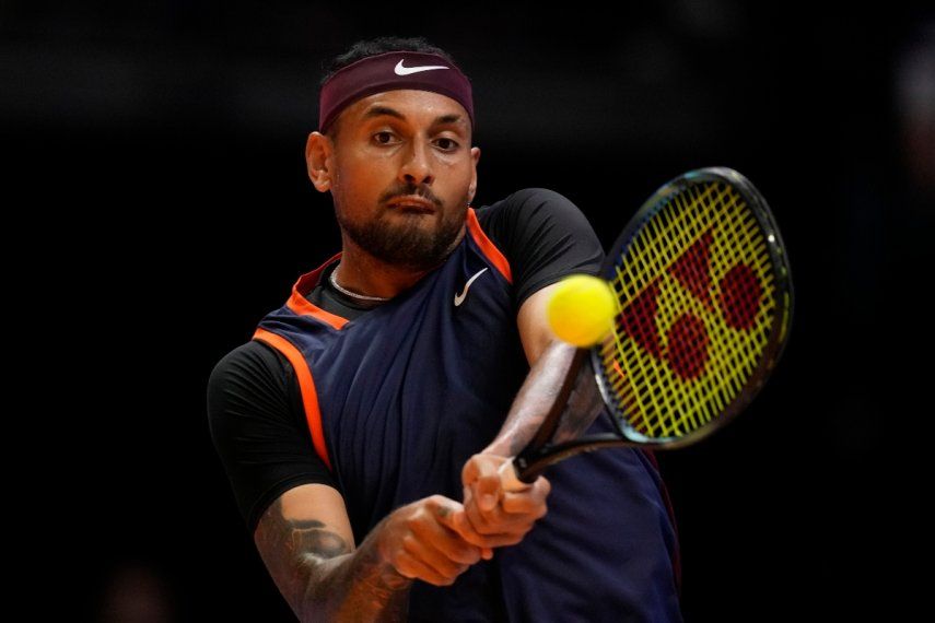 Nick Kyrgios regresa una bola a Grigor Dimitrov en el torneo de tres días de World Tennis League en el Coca-Cola Arena en Dubái, Emiratos Árabes Unidos, el miércoles 21 de diciembre del 2022.