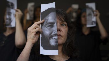 Familiares y defensores de los rehenes cautivos por Hamás en Gaza, sostienen fotografías de sus seres queridos durante una protesta para reclamar su vuelta, en Tel Aviv, Israel, el 23 de mayo de 2024.&nbsp;