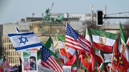 Los manifestantes ondean la bandera iraní de la revolución preislámica de 1979 y las banderas nacionales de Israel y de los Estados Unidos durante una manifestación Libertad para Irán mientras se ve la cuadriga en la parte superior de la Puerta de Brandeburgo al fondo en Berlín, Alemania, el 28 de febrero de 2026. Los manifestantes ondean la bandera iraní de la revolución preislámica de 1979 y las banderas nacionales de Israel y de los Estados Unidos durante una manifestación Libertad para Irán mientras se ve la cuadriga en la parte superior de la Puerta de Brandeburgo al fondo en Berlín, Alemania, el 28 de febrero de 2026.