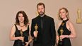 El cineasta ucraniano Mstyslav Chernov (centro), Raney Aronson-Rath y Michelle Mizner (derecha) posan en la sala de prensa con el Óscar al Mejor documental por 20 días en Mariupol durante la 96ª edición de los Premios de la Academia en el Dolby Theatre de Hollywood, California, el 10 de marzo de 2024. Este es el 1er Óscar que gana Ucrania.
