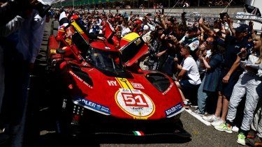 Los pilotos del Ferrari AF Corse, Antonio Giovinazzi, Alessandro Pier Guidi y James Calado, celebran su victoria en las 24 Horas de Le Mans, el domingo 11 de junio de 2023.