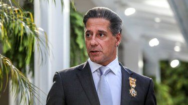 Personal de seguridad talibán vigila a lo largo de una carretera en Kandahar el 27 de febrero de 2026, después de los tiroteos transfronterizos ocurridos durante la noche entre Afganistán y Pakistán.