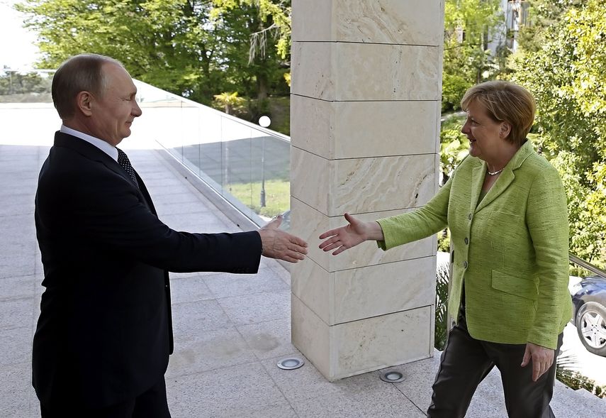 El presidente Vladimir Putin recibe a la canciller alemana,&nbsp;Angela&nbsp;Merkel, en la residencia Bocharov Ruchei en Sochi.