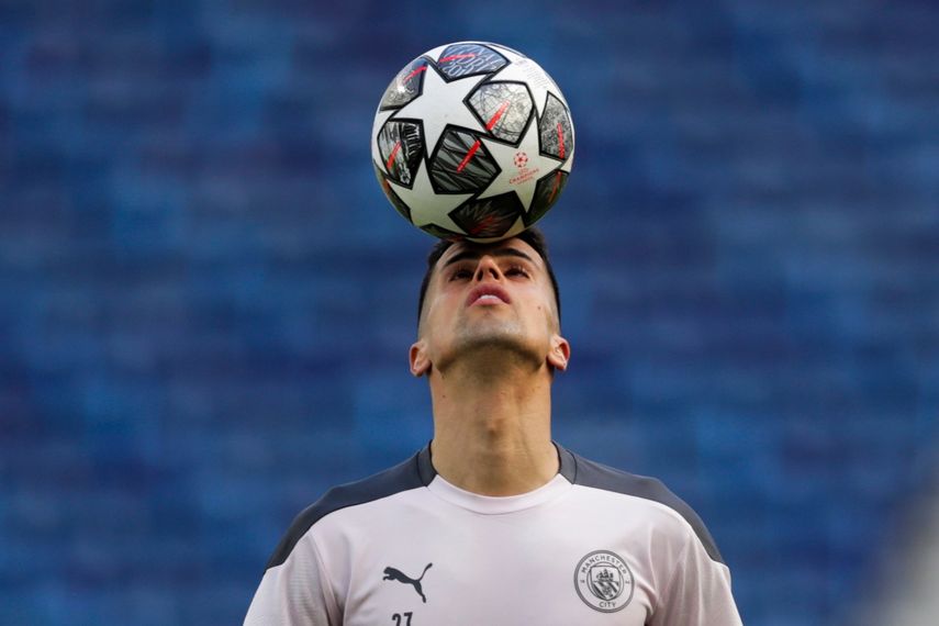 El defensor portugués Joao Cancelo, del Manchester City, controla el balón durante una sesión de práctica previa a la final de la Liga de Campeones, en el estadio Dragao de Porto, Portugal, el viernes 28 de mayo de 2021. Manchester City y Chelsea disputarán el trofeo el sábado