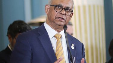 El secretario general de la OEA, Albert Ramdin, en la rueda de prensa tras iniciar una visita en Bolivia para verificar la crísis por las protestas de junio. &nbsp;