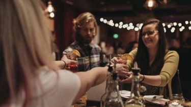 Fotografía del 17 de enero de 2019 de un barman sirviendo a comensales el coctel sin alcohol Rae of Sunshine en el bar temporal Sans Bar en The Factory Luxe en Seattle.