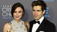 La actriz Keira Knightley junto a su esposo el músico James Righton. (EFE)