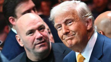El presidente de la UFC, Dana White (izq), y el mandatario de los Estados Unidos, Donald Trump, durante la celebración del evento UFC 314 en Miami.