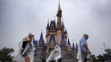 Los visitantes se enfrentan a las primeras lluvias del huracán Milton en el Magic Kingdom de Walt Disney World en Bay Lake, Florida, el miércoles 9 de octubre de 2024.