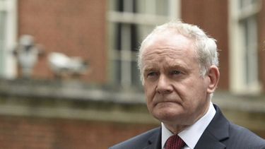 McGuinness fue en 1998 uno de los dos firmantes del Acuerdo de Viernes Santo, que apuntaló el proceso de paz en Irlanda del Norte y el reparto del poder político entre protestantes y católicos.
