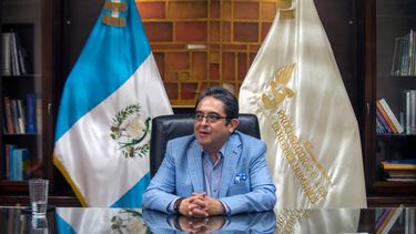 El abogado guatemalteco de derechos humanos, Jordan Rodas, habla durante una entrevista con AFP en su oficina de la Fiscalía General de la República en Ciudad de Guatemala.