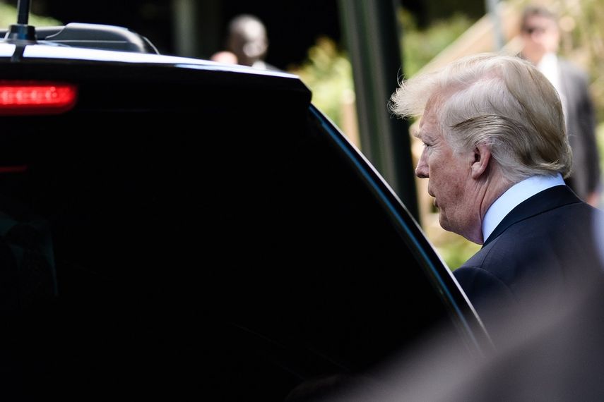 El presidente Donald Trump camina hacia su automóvil mientras se retira de la cumbre del G7 en Canadá, antes de iniciar viaje a Singapur este 9 de junio de 2018.