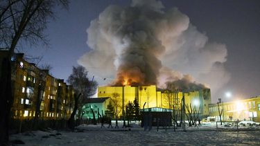 Una columna de humo se eleva sobre el centro comercial de la ciudad rusa de Kémerovo en el que se desató un&nbsp;incendio&nbsp;que ha dejado al menos 53 personas muertas, en Siberia,&nbsp;Rusia.&nbsp;
