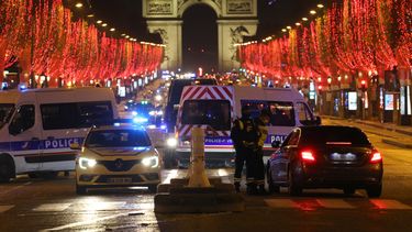 Policías controlan a los conductores en la avenida de los Campos Elíseos durante la víspera de Año Nuevo, ya que se implementa el toque de queda de 8:00 p.m. a 6:00 a.m. en Francia para evitar una tercera ola de infecciones por Covid-19, en París, el 31 de diciembre de 2020. &nbsp;