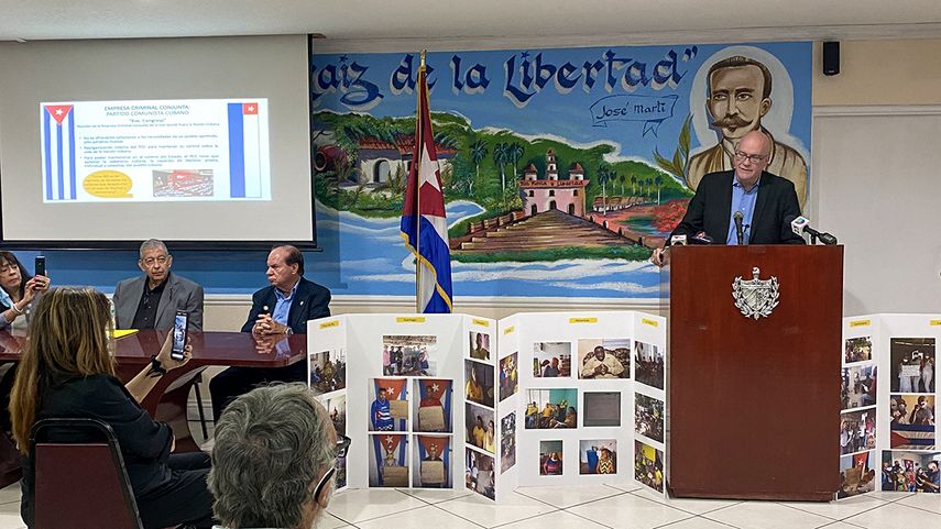 Aspecto de la reunión de presentación de los resultados del Congreso de la Nación Cubana. Habla el activista Orlando Gutiérrez-Boronat.