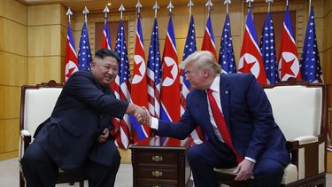 El presidente Donald Trump (der.) y el líder norcoreano, Kim Jong-un, se saludan en una histórica e improvisada cumbre en la militarizada frontera intercoreana que ha servido para reactivar las conversaciones sobre desnuclearización.&nbsp;