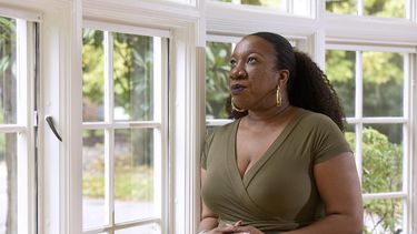 &nbsp;En esta fotografía del 13 de octubre de 2020 Tarana Burke, fundadora y líder del movimiento #MeToo posa en su casa en Baltimore.&nbsp;
