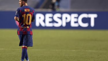 Lionel Messi abandona la cancha tras la goleada que sufrió su Barcelona ante el Bayern Múnich en los cuartos de final de la Liga de Campeones, el viernes 14 de agosto de 2020.