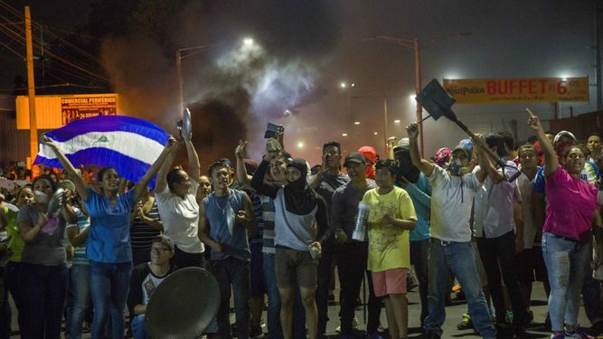 &nbsp;Un grupo de personas se manifiesta en un calle de Managua (Nicaragua)