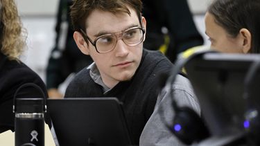 Nikolas Cruz, autor de un tiroteo masivo en la Escuela Secundaria Marjory Stoneman Douglas de Florida en febrero de 2018, durante su juicio en el juzgado del condado Broward en Fort Lauderdale, Florida, el viernes 2 de septiembre de 2022.&nbsp;