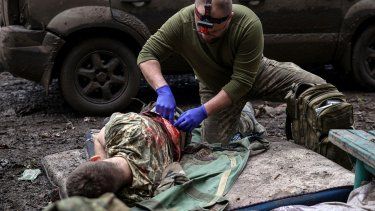Paramédico&nbsp; asistencia médica a soldado herido en la línea de fuego en Bakhmut, en la región Donetsk, el 23 de abril de 2023.