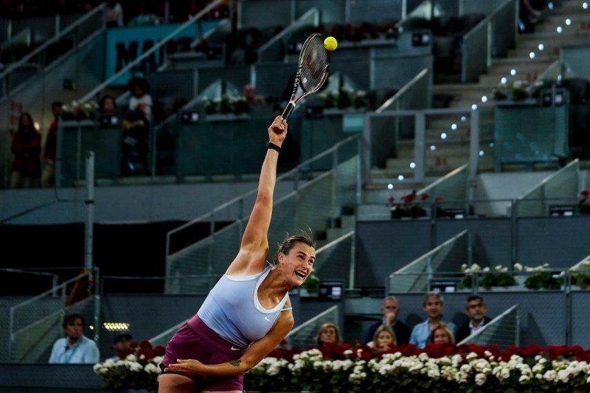Aryna Sabalenka saca ante Camila Osorio en la tercera ronda del Abierto de Madrid, el sábado 29 de abril de 2023.