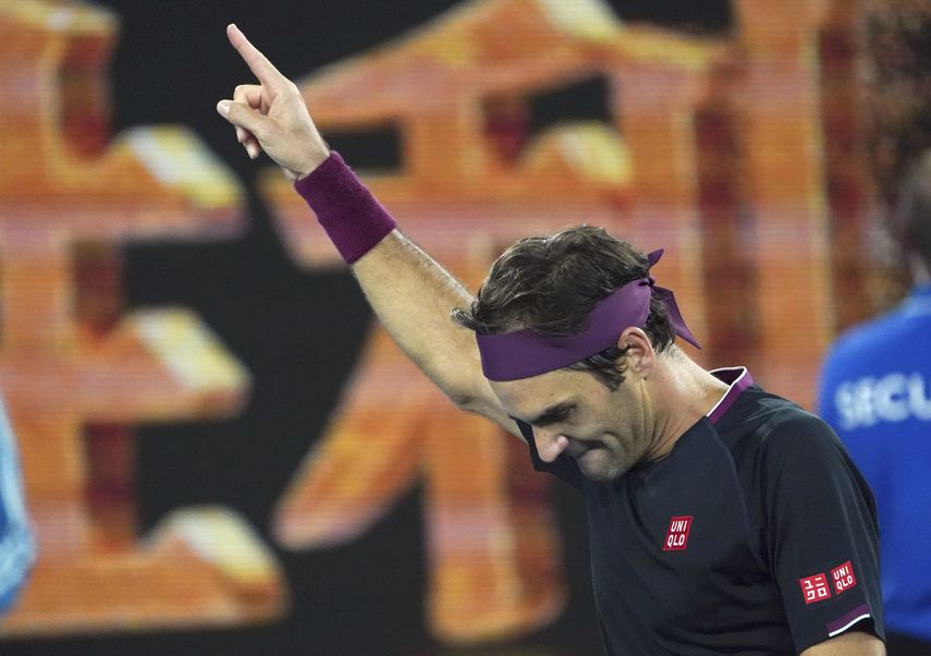 El suizo Roger Federer festeja su victoria sobre John Millman en la tercera ronda del Abierto de Australia, en Melbourne, el sábado 25 de enero de 2020.&nbsp;