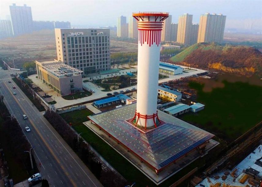 Una chimenea de 60 metros de altura se alza entre un mar de edificios de gran altura en Xian, una de las ciudades más contaminadas de China, con el objetivo de limpiar el aire.&nbsp;
