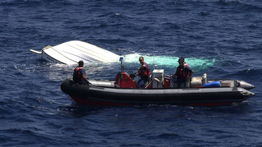 Imagen de archivo que muestra una embarcación tras un naufragio en el Mar Caribe.