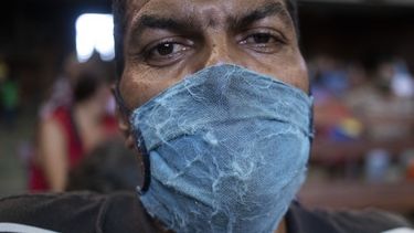 Un hombre, con mascarilla para protegerse de la propagaci&oacute;n del coronavirus, espera para recibir comida en una iglesia en el vecindario de El Cementerio, en Caracas, Venezuela, el 22 de mayo de 2020.