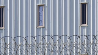 Esta foto del 22 de octubre del 2019 muestra un cartel que pide AYUDA en la ventana de una celda vista durante una visita junto con funcionarios estatales en el penal de Holman en Atmore, Alabama.&nbsp;