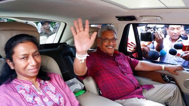 Gotabaya Rajapaksa (der) saluda tras emitir su voto en las elecciones que lo elevaron a la presidencia de Sri Lanka en Colombo el 16 de noviembre del 2019. Menos de tres años después, huyó del país en medio de una crisis económica sin precedentes.
