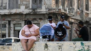 Personas usan su teléfono móvil, La Habana, Cuba. 