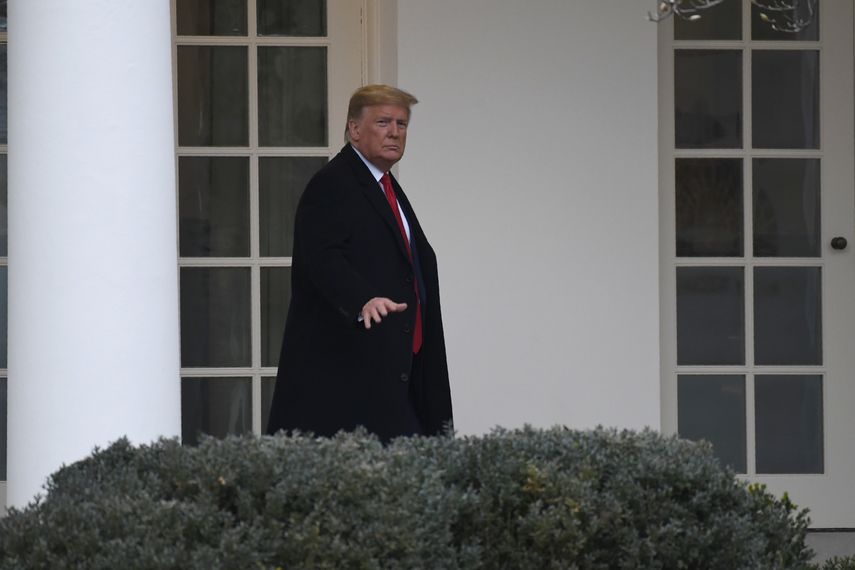 El presidente Donald Trump camina en la Casa Blanca, el lunes 13 de enero de 2020, en Washington.&nbsp;
