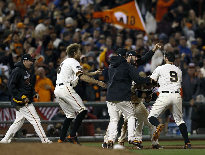 Los jugadores de os Gigantes celebraron la victoria que los mantiene con vida al menos hasta un cuarto juego
