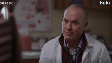 Captura de pantalla del tráiler de la miniserie Dopesick, protagonizada por Michael Keaton. 
